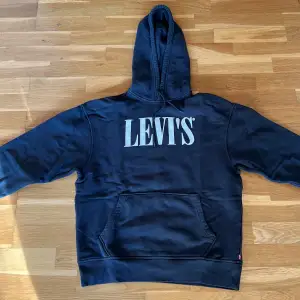 En Levis hoodie som är lite urtvättad men är hel 