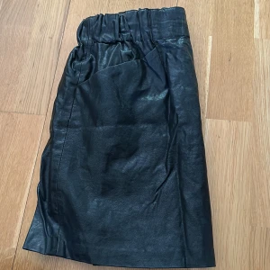 Skinn kjol - Skin kjol med fickor