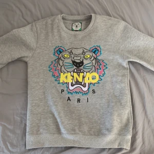 Kenzo tröja  - Kenzo tröja använt en gång size (s) den är äkta och ny pris 1500kr