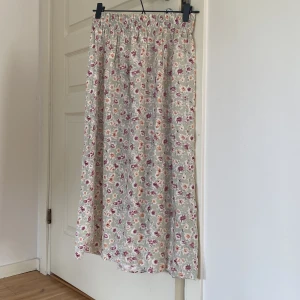 Vintage blommig kjol - Finaste vintage/retro sommarkjolen. Köpt på beyond retro och passar från XS-L pga bra stretch. Skulle dock säga att det är en S. 