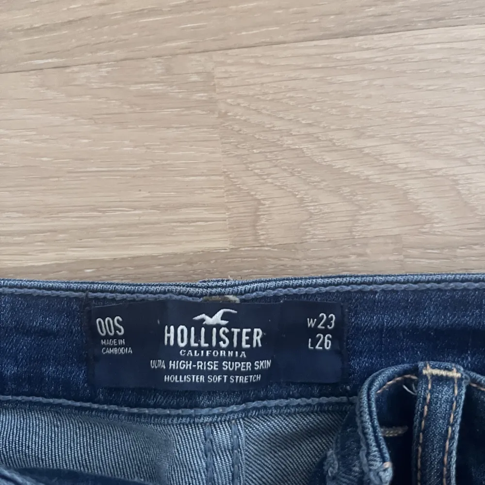 Säljer mina hollister jeans på grund av att de är för små. Originalpris 550kr. Jeans & Byxor.