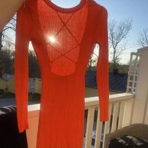 Skitfin orange klänning med snörning i ryggen, köpte förra året men endast använt den 1 gång, så fin när man är brun (skrik orange) färg