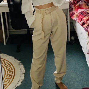 Cubus byxor  - Cubus byxor i beige färg. Använd bara en gång.