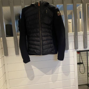 Parajumpers cardigan - Säljer min parajumpers cardigan skick 9/10 och qr Scan funkar även.  Pris kan sänkas lite vid snabb affär. Hör av er om ni har mera frågor