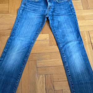 Fina lee jeans som tyvärr va för små för mig, strl 28w 32l