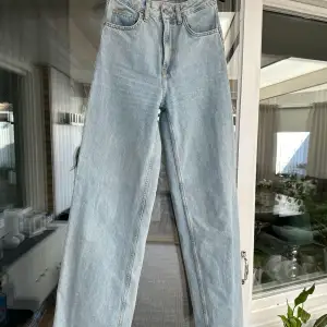 Vida högmidjade jeans från Bikbok. Använda ett fåtal gånger. Storlek 24, motsvarar ungefär en XS. Längden passar mig som är en 170cm.