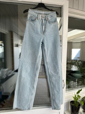 Vida högmidjade jeans  - Vida högmidjade jeans från Bikbok. Använda ett fåtal gånger. Storlek 24, motsvarar ungefär en XS. Längden passar mig som är en 170cm.
