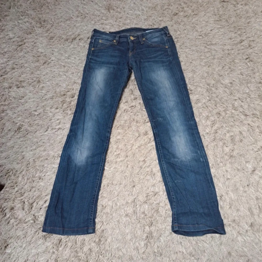 Ett par raka lågmidjade Lee jeans, storlek 25/31. Jeans & Byxor.