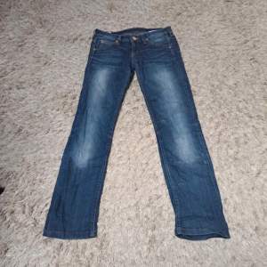 Ett par raka lågmidjade Lee jeans, storlek 25/31