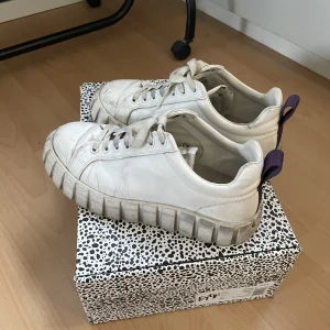 Skor  - Eytys i modellen odessa. Ganska slitna därav priset! Nypris 1999kr