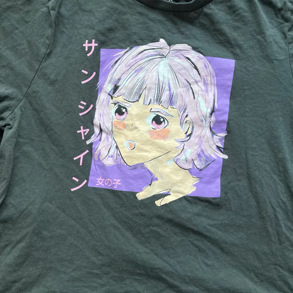 Säljer en tröja från hm med ett anime-ish tryck idk 😭 tröjan har knappt blivit använd förut och har inga skador.. T-shirts.
