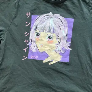 Säljer en tröja från hm med ett anime-ish tryck idk 😭 tröjan har knappt blivit använd förut och har inga skador.