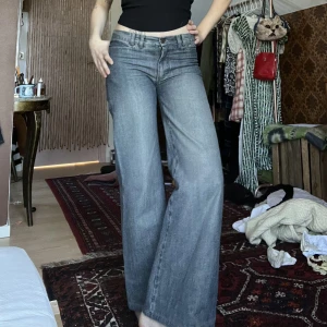 supersnygga lowrize jeans - supersnygga vintage lowrize jeans med vida ben. Supercoola detaljer på baksidan och en så snygg unik färg