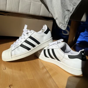 Adidas superstar  - Sjukt snygga adidas skor som tyvärr inte kommer till användning:( säljer de för 230kr, färgen är densamma, dock lite slitna som man ser på bilderna. Köparen står för frakten! ❤️