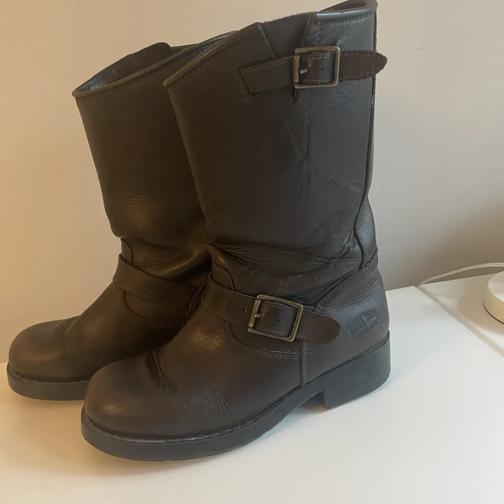 Semihöga Johnny Bulls boots, bruna. Användt skick. Nypris 1500kr.  Äkta skinn. . Skor.