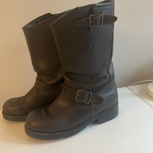 Johnny Bulls - Semihöga Johnny Bulls boots, bruna. Användt skick. Nypris 1500kr.  Äkta skinn. 