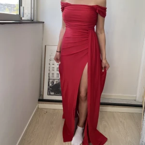 Balklänning - Röd balklänning, aldrig använt då jag valde en annan❤️💋Den är lite för liten för mig. (Inte öppen i ryggen)