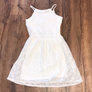 Vit sommarklänning i spets🤍 - Somrig klänning som är perfekt för vardags- eller fest tillfällen💕 Strl 170 men passar mig som S⚡️