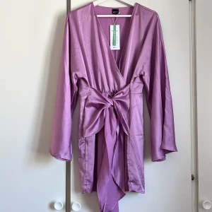 Klänning lila - Lila klänning från gina tricot. Aldrig använd alla lappar sitter kvar. 