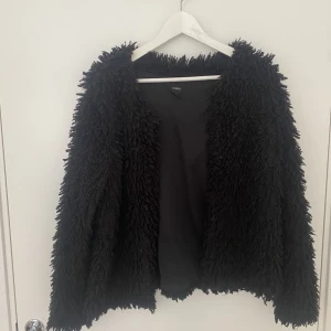 Jacka  - Lurvig kort jacka från H&M i storlek M.🌟