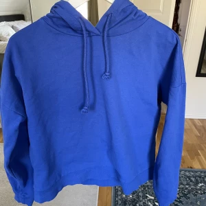 Blå hoodie - Säljer denna fina blåa hoodie från Vero Moda , perfekt skick och en så fin blå färg 