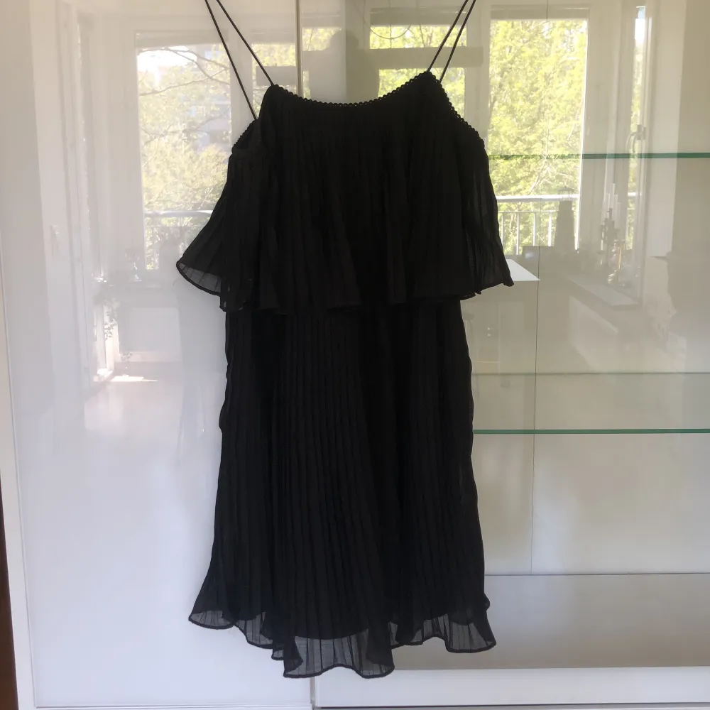 Svart plisserad klänning från Zara, använd en gång😊. Klänningar.