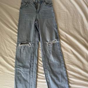 Säljer dessa ljusblå 90s straight jeans från bikbok i storlek w25 l32. Dragkedjan gick sönder, men är lagad och det märks inte att den va trasig. Säljer då de inte används längre