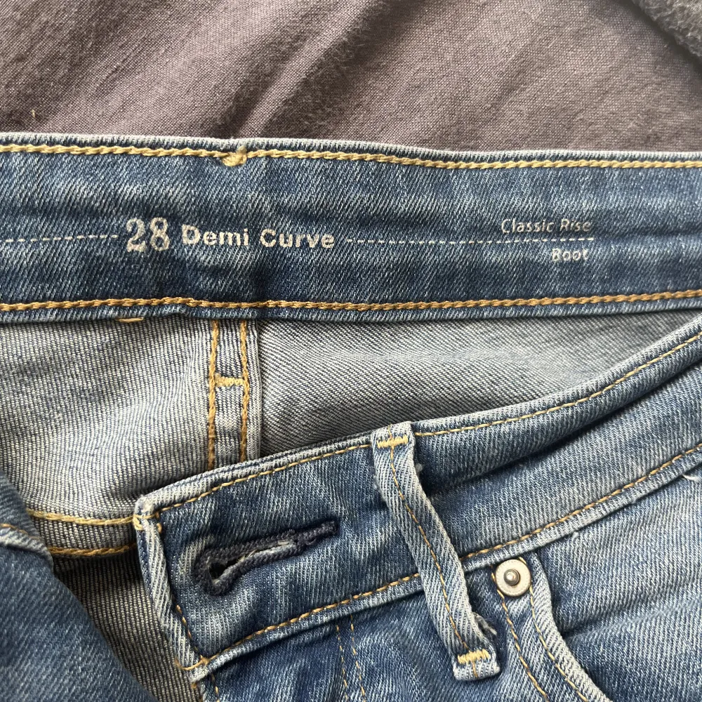 Blåa low/midwaist bootcut jeans ifrån Levis. Storlek 28, midjemått 76. Passar mig som är en 36 och 170 cm lång! . Jeans & Byxor.