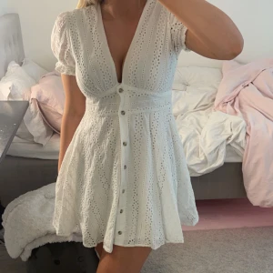 Vit klänning  - Vit klänning från NA-KD. Perfekt till studenten😊, storlek 40 men väldigt liten i storleken så passar S/36. Köpt för 799kr.