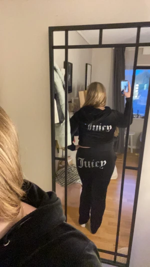 Juicyset  - Jag säljer detta Juicyset med diamanter på. De är i storlek XL men är som en liten L/M. Priset kan diskuteras💗