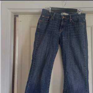 529 Curvy Bootcut Levis jeans. Köpta second hand men i är än bra skick. Väldigt bekväma byxor som är snyggt utsvängda i benen. Low/mid waist