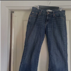 Levis jeans  - 529 Curvy Bootcut Levis jeans. Köpta second hand men i är än bra skick. Väldigt bekväma byxor som är snyggt utsvängda i benen. Low/mid waist
