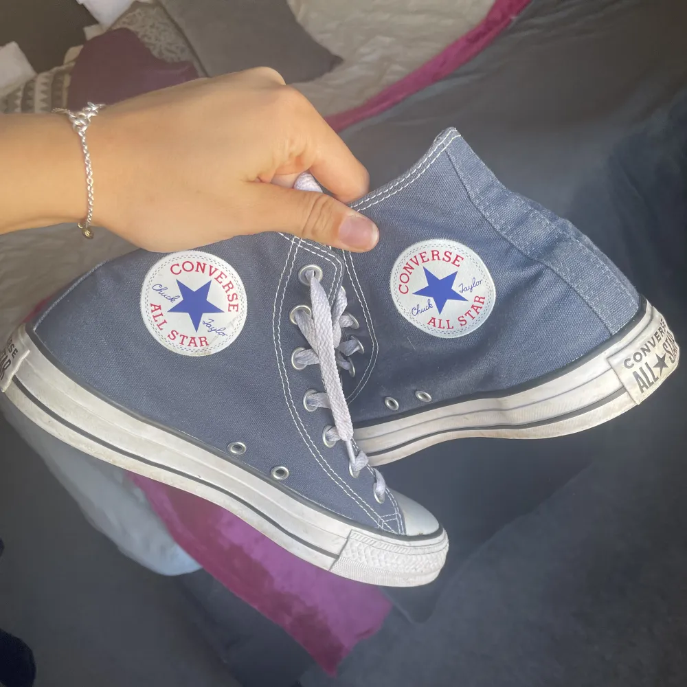 Säljer dessa mörkblå Converse i nyskick!! Använda endast ett fåtal gånger! Storlek 39. Köparen står för frakt 😇. Skor.