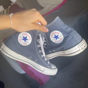 Mörkblå converse - Säljer dessa mörkblå Converse i nyskick!! Använda endast ett fåtal gånger! Storlek 39. Köparen står för frakt 😇