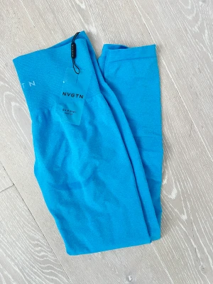 NVGTN TRÄNINGSTIGHTS - Helt nya och oanvända träningstights från NVGTN, säljes endast pga för liten storlek. Nypris 595.