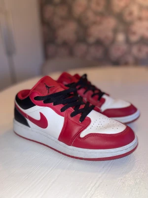 Jordan 1 low bulls - Säljer ett par Jordan 1 low, köpte dem för 999, skick 6-7/10 Box ingår