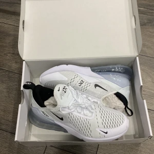 Nike air Max 270 helt nya orörda - Helt nya Nike 270s som inte tagits ut ur skokartongen. Storlek 42, nypris var 1699 så jag säljer de för 1000
