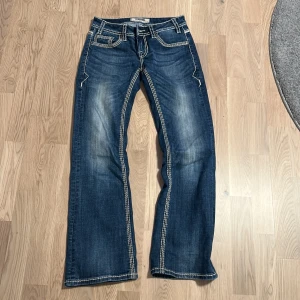 Coola Jeans - Jätte snygga lågmidjade jeans!! Dem har tyvärr blivit för små för mig så lycko till dig som köper de.<3