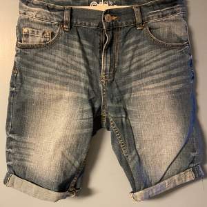 Blåa jeansshorts 