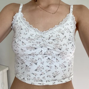 Linne - Croppat linne från shein, lite trasigt (sista bilden) Frakt kostar 44kr