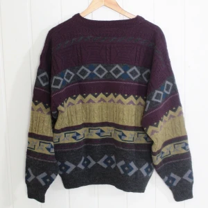 Retro/vintage tröja, L - Super fin och bra skick. Längd 68 cm. Ull och bommul. Rensar min garderob.