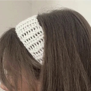 hårband - Hand virkat hårband i vitt🫶 ej min bild💖frakt 15kr