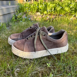 Eytys skor - Jätte jätte fina Eytys skor!Storlek 40(39,41 oxå) Materialet är som sammet,skiftar i färg mellan svag lila och brun. Väldigt bra skick! Du får skorna i Eytys påse och box.Be GÄRNA om fler bilder! säljer åt min vän. Pris kan diskuteras💕använda fåtal gånger