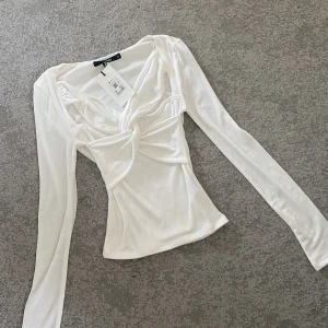 Vit topp - Säljer en superfin helt oanvänd topp från bikbok. Pga att jag köpte 2 storlekar och jag tog den andra istället.   Nypris 299