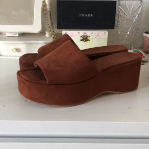 Höga sandaler - Bruna höga sandaler från Stradivarius i lite ”mjukt” material! Nästan aldrig använda! Köpare betalar frakt!