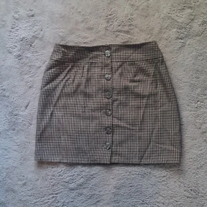 Rutig kjol - Vintage rutig lågmidjad kjol i fint skick, lite rynkig på bild men kan lätt strykas 🤎