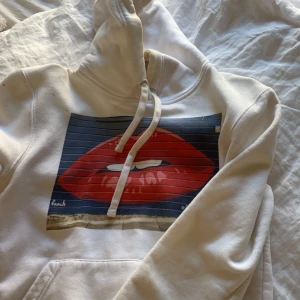Hoddie  - Säljer denna hoddien som tyvärr har lite färg på ena armen 