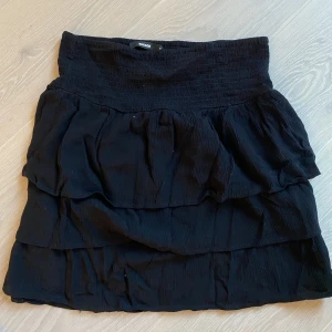 Svart kjol - Väldigt fin svart kjol ifrån bikbok. Går att ha i vilken midjehöjd man önskar! Super skick! Köpt för ca 250kr