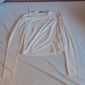 Vit långärmad tröja - Säljer nu denna pågrund av att den inte passar mig🫶🏻