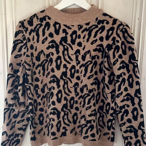 Stickad tröja  - Använd ett fåtal gånger så är i fint skick